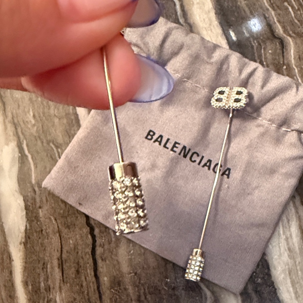 BALENCIAGA
Pin BB Crystal-Embellished Earrings like NEW - Picture 6 of 17